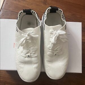 Stylish White Women’s Sneakers